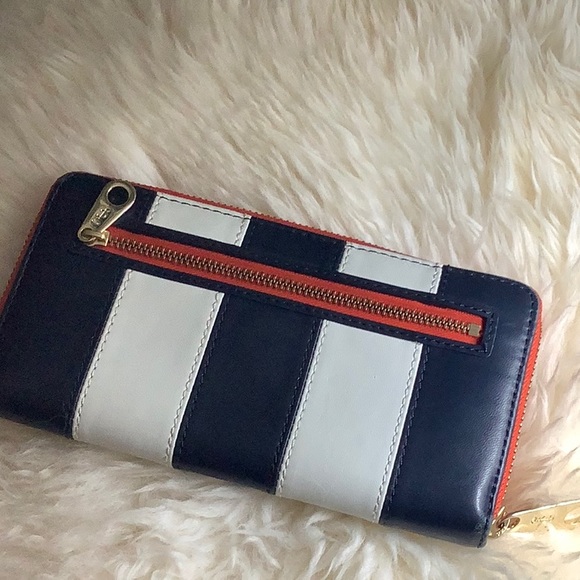 JUICY COUTURE CONTINENTAL LEATHER WALLET - Picture 2 of 3